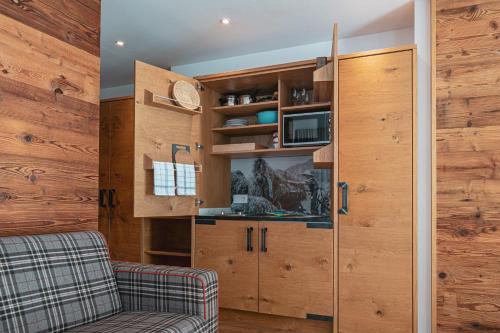 布兰德Alpen Suites Brandnertal的带沙发和木墙的客厅