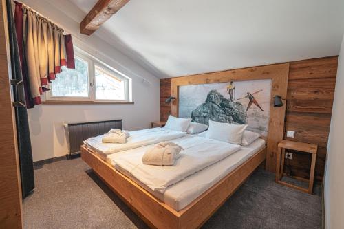 布兰德Alpen Suites Brandnertal的一间卧室,卧室内配有一张大床
