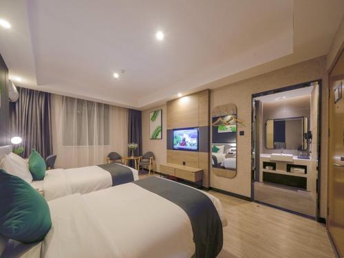 咸阳尚客优品咸阳人民路中心广场酒店的酒店客房设有两张床和电视。