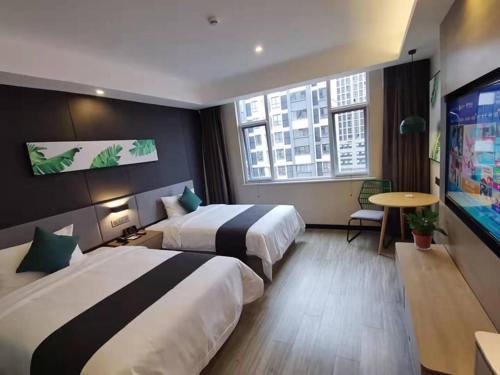 哈密尚客优品哈密皇后天街酒店的酒店客房设有两张床和一台平面电视。