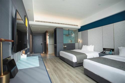 涟水淮安涟水高铁站炎黄大道兰欧酒店的酒店客房设有两张床和电视。