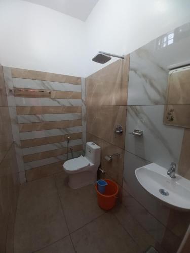 瓦尔卡拉New PALM BAY RESIDENCY的一间带卫生间和水槽的浴室