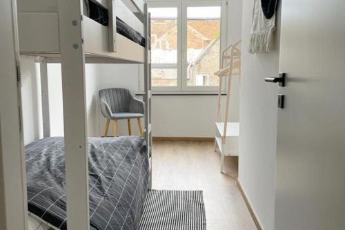 那慕尔Suite 26-Appartement au coeur de Namur的一间卧室配有双层床和椅子