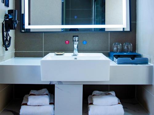 Pa-ch'u-hsien尚客优品酒店巴楚军民路巴尔楚克小镇店的浴室设有白色水槽和镜子