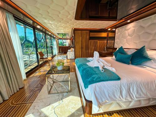 迪拜Overnight Super Yacht - Orchid的一间卧室配有带毛巾的床