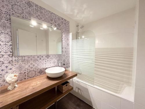加的斯www Casa Quili Cádiz com的一间带水槽和镜子的浴室