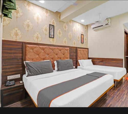 艾哈迈达巴德hotel stay inn的一间带两张床的卧室