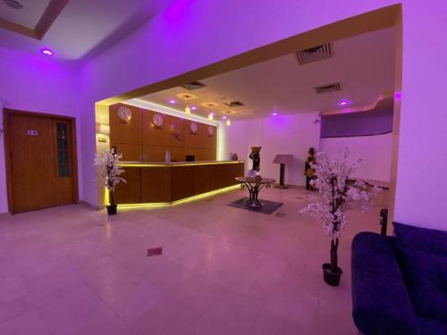 沙姆沙伊赫Regency Lodge Hotel的紫色的房间,带紫色灯的等候室