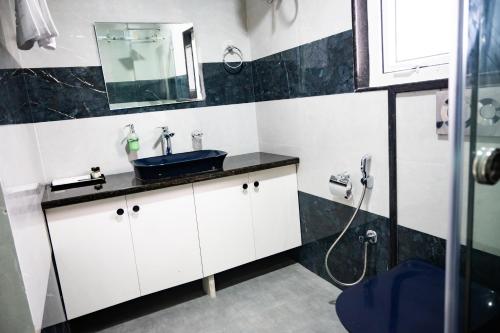 古瓦哈提Hotel SUI的一间带水槽和淋浴的浴室