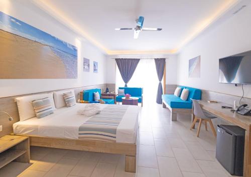 圣玛丽亚Sobrado Boutique Hotel的一间卧室配有一张大床和蓝色的椅子