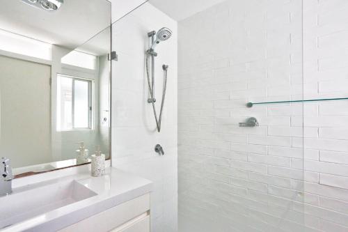 悉尼Spacious 3 Bedroom House City Centre Millers Point 2 E-Bikes Included的带淋浴和盥洗盆的白色浴室