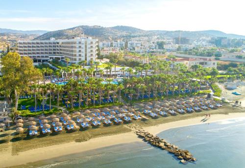 利马索尔The GrandResort - Limited Edition by Leonardo Hotels的享有海滩的空中景致,设有遮阳伞和度假村