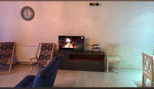巴库里阿尼cottage 3-029的客厅配有电视和桌椅
