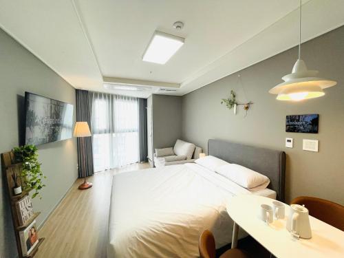 首尔INN-The City MyeongDong的一间卧室配有一张大床和一张桌子