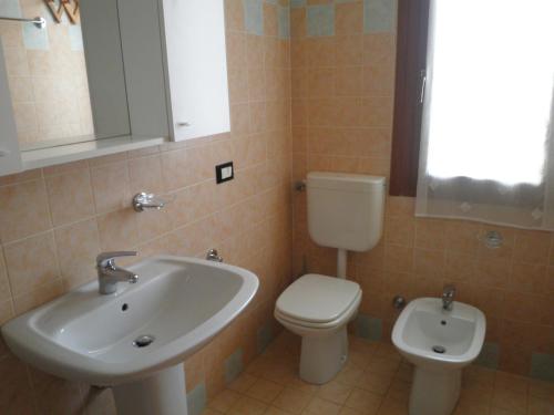 利多迪耶索罗Villa Nicole 2 camere的一间带水槽和卫生间的浴室