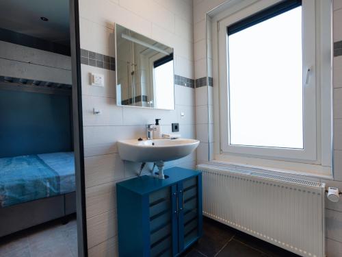 奥德多普Familiekamer B&B Gezond Aan Zee, 3 persoons, meerprijs voor wellness的一间带水槽和镜子的浴室