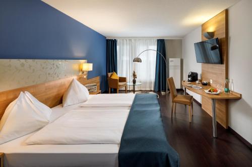 奥尔滕奥尔滕瑞士品质酒店的配有一张床和一张书桌的酒店客房