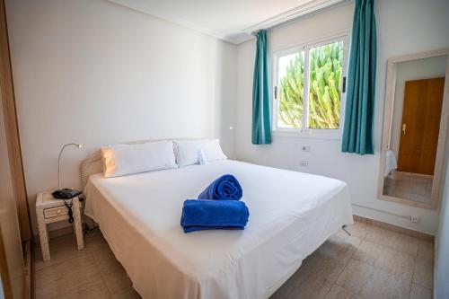 科拉雷侯Arena Beach的一间卧室配有一张带蓝色毛巾的床