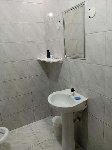 阿雷格里港Quarto próximo ao shopping Moinhos的白色的浴室设有水槽和镜子