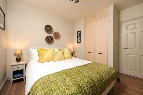 马姆斯伯里Stylish Flat With Sofa Bed in Malmesbury!的卧室配有一张带黄色枕头的大型白色床。