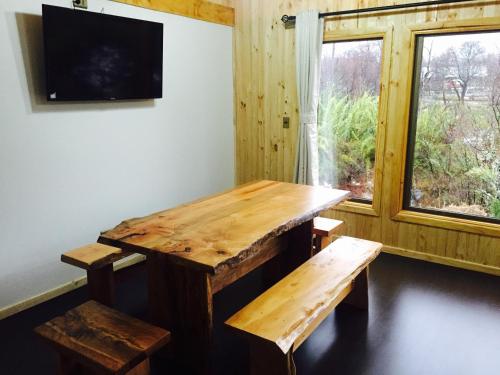 拉斯特朗卡斯奥拓科迪勒拉山林小屋的窗户客房内的木桌和长凳