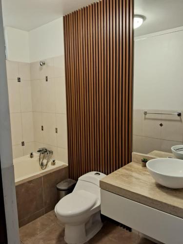 皮乌拉Dpto. contemporáneo y acogedor的浴室配有卫生间、盥洗盆和浴缸。