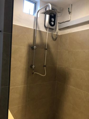 诗巫City hotel的浴室内配有淋浴和头顶淋浴