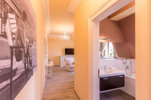 魏玛奥博格吉安卡洛大酒店的一间带水槽和镜子的浴室