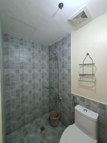 宿务Arlowes Cebu at 20f Grand Residences Cebu的一间带卫生间和淋浴的浴室