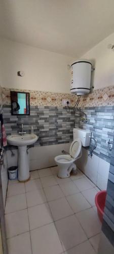 BhadarwāhKRISHNA HOMESTAY的一间带卫生间和水槽的浴室