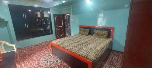 BhadarwāhKRISHNA HOMESTAY的卧室配有一张床