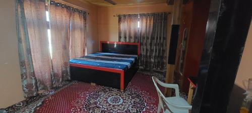 BhadarwāhKRISHNA HOMESTAY的小房间设有床和窗户