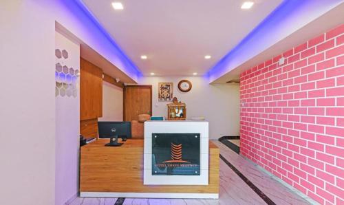 艾哈迈达巴德Hotel Shree Regency, Ahmedabad的一间设有砖墙和壁炉的客房