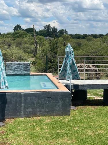 Pretoria-NoordKings view exclusive villas (KVEV)的一个带桌子和围栏的小游泳池