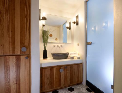 皮尔戈斯Yellow Orchid Cycladic House的一间带水槽和镜子的浴室