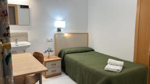 塔拉戈纳塔拉戈纳阿罕布拉旅馆的小房间设有床和水槽