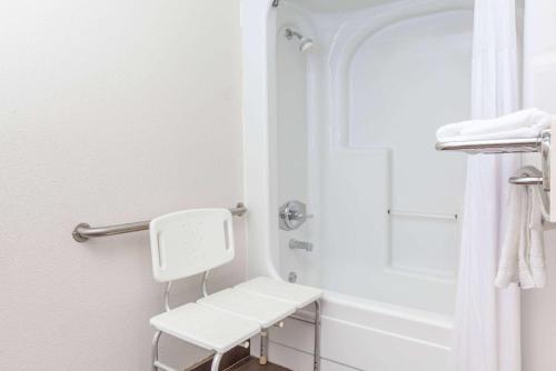 南旧金山南旧金山/奥伊斯特角机场戴斯酒店的带淋浴和白色长凳的白色浴室