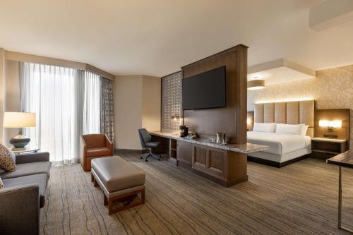 格雷普韦恩希尔顿DFW湖行政会议中心的配有一张床和一张书桌的酒店客房