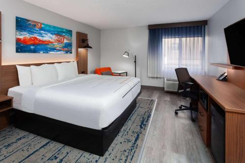 沃索沃索拉昆塔酒店的酒店客房设有一张大床和一张书桌。