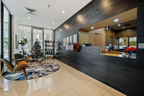 布里斯班The Kingsford Brisbane Airport, Ascend Hotel Collection的客厅的地板上挂着圣诞树