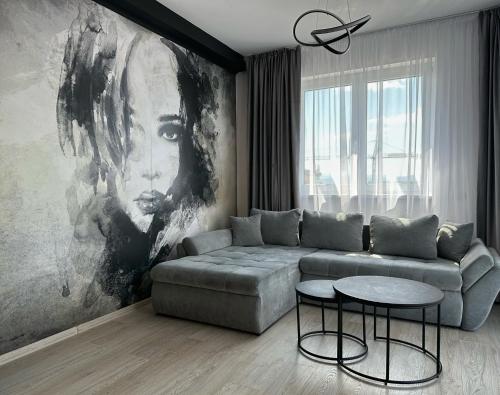 布拉索夫KOA - Moon Penthouse的带沙发和绘画的客厅
