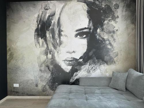 布拉索夫KOA - Moon Penthouse的墙上一幅女人的大画