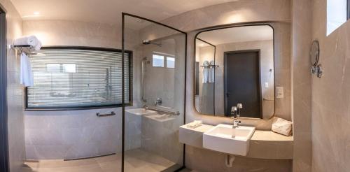 若昂佩索阿HCM - Hotel Corais de Manaira的一间带水槽和镜子的浴室