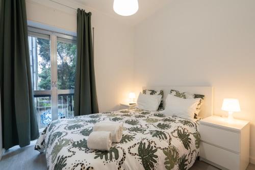 波尔图Moreira Terrace的一间卧室设有一张床和一个窗口