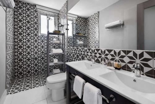 圣多明各GRAN HOTEL EUROPA TRADEMARK COLLECTION by WYNDHAM的黑白浴室设有水槽和卫生间