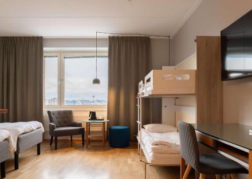 索尔纳索尔纳丽笙公园酒店的小房间设有两张床和一张书桌