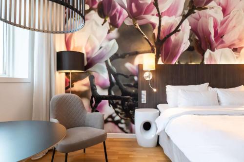 隆德Best Western Plus Park City Lund的酒店客房,配有床和花卉壁画