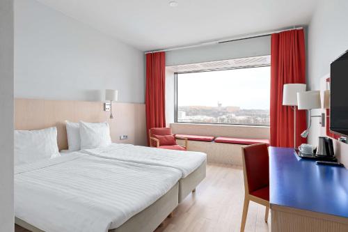 斯德哥尔摩Best Western Plus Park City Hammarby Sjöstad的酒店客房设有床和窗户。