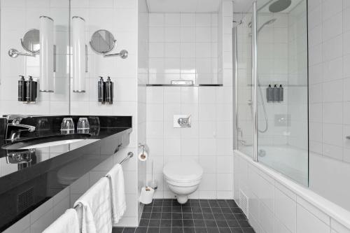 斯德哥尔摩Best Western Plus Park City Hammarby Sjöstad的白色的浴室设有卫生间和淋浴。