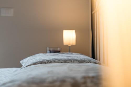奥尔塔圣朱利奥Casa Elsa - Lago d'Orta的一间卧室配有一张床,上面有灯